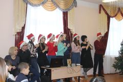 Гости аплодируют нашим талантам.